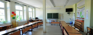 Klassenraum und Unterrichtszeiten
